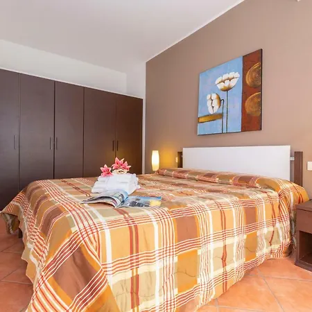 Fiumelatte Sleeps 4 Wifi T802384 아파트
